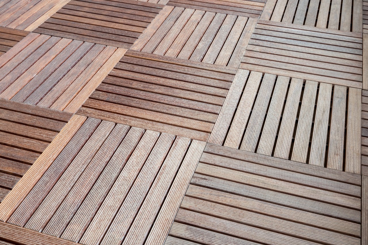 Weerbestendige houten tegels voor een dakterras