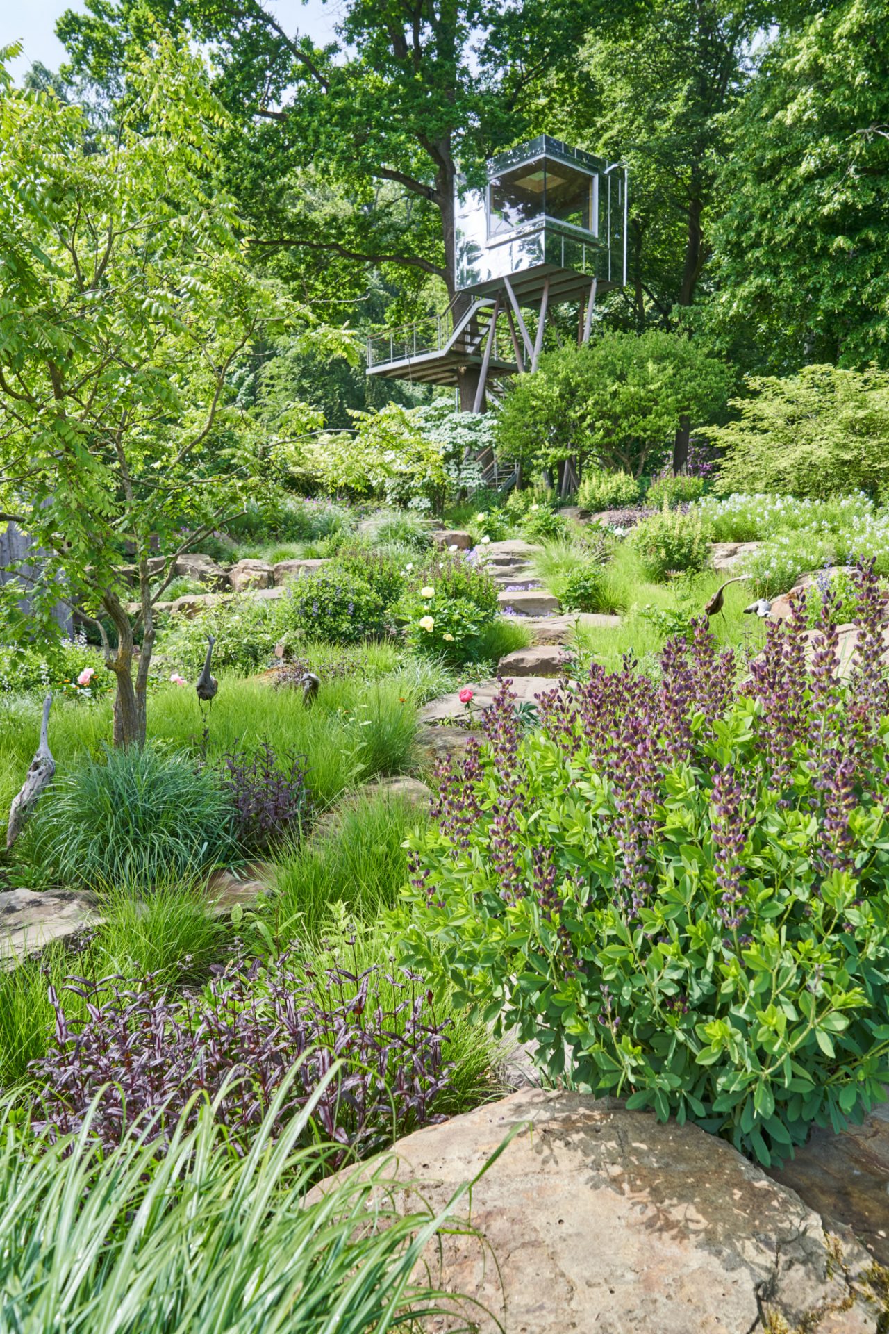 Tuin met een helling met een kunstmatig uitkijkpunt