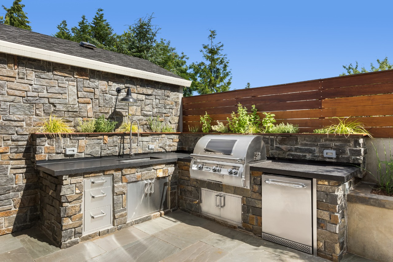Terras in de achtertuin met buitenkeuken en barbecue